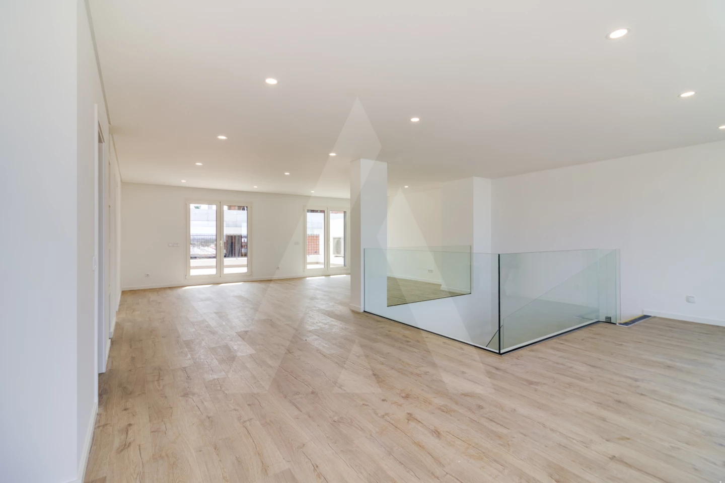 Sala do piso superior (imóvel real, sem mobília)