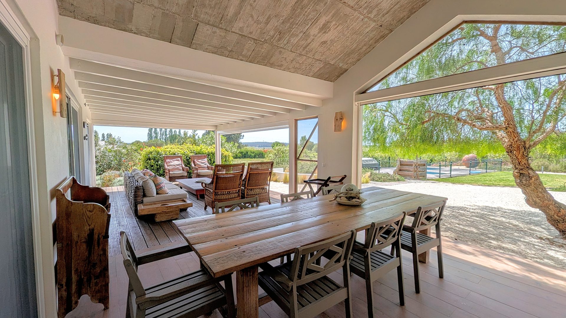 Mesa de jantar no alpendre com vista panorâmica