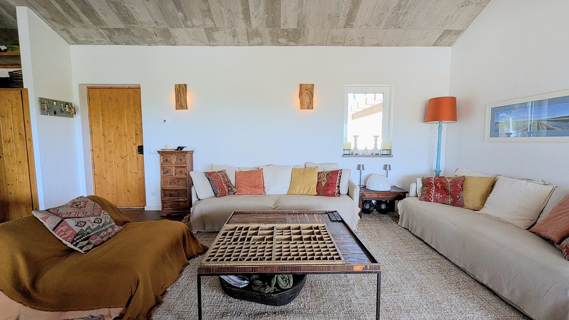 Sala de estar com lareira e recuperador de calor